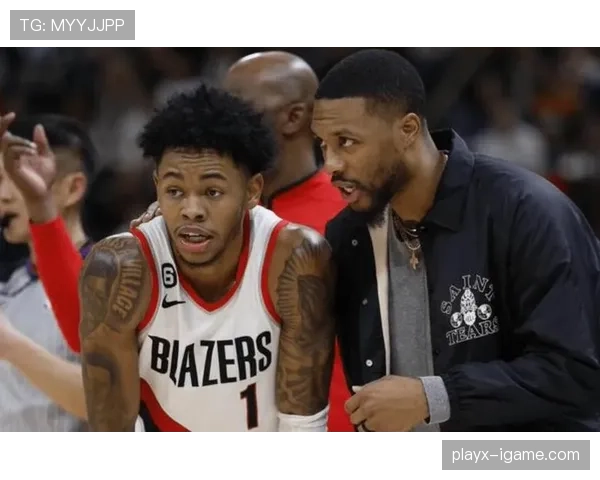 西蒙斯展现惊人扣篮实力，引爆全场关注